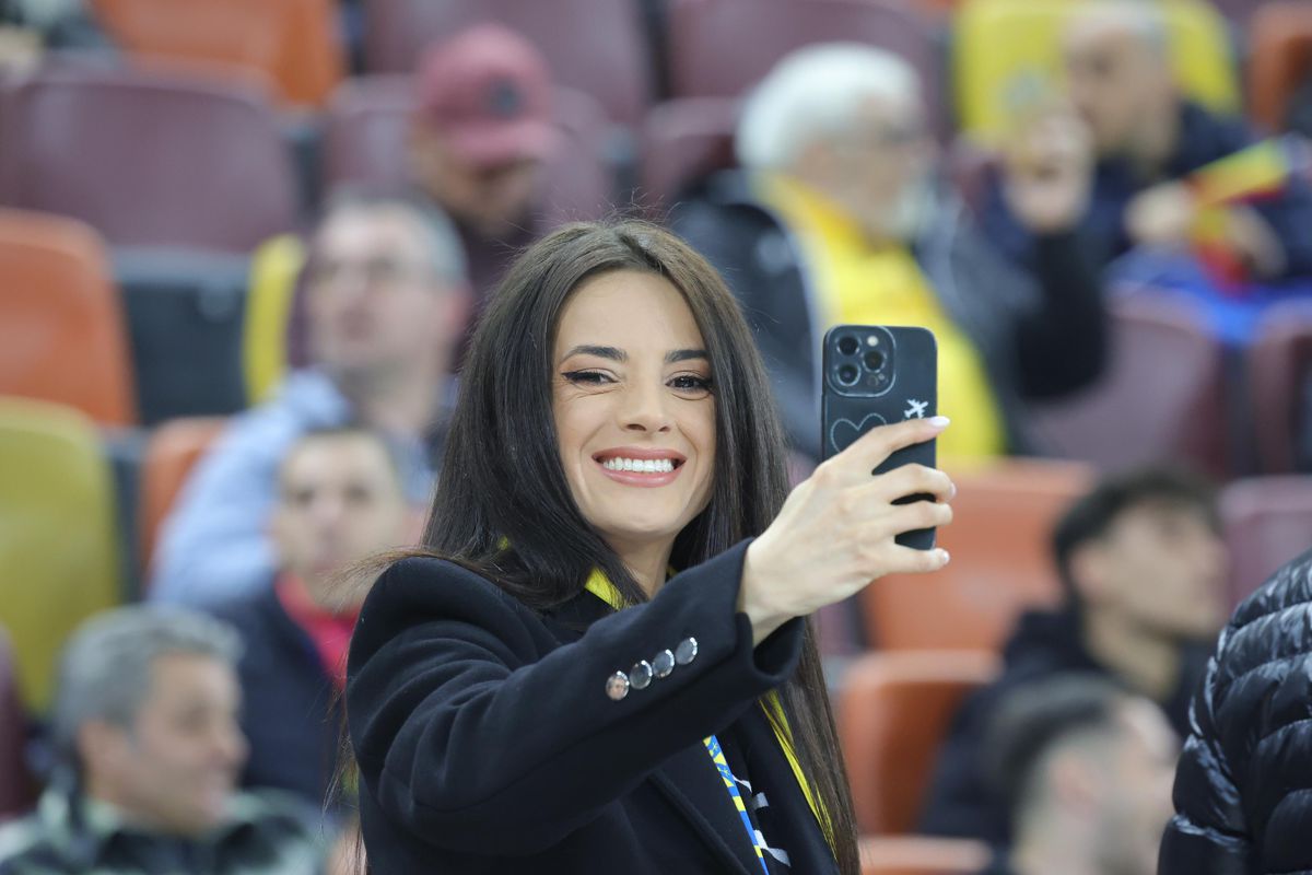 Laura Vicol în „piele” » Vedetele s-au înghesuit în tribunele Arenei Naționale la România - Bosnia