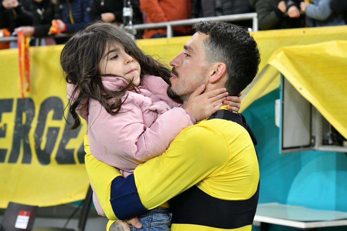 Ce s-a întâmplat pe gazon, imediat după România - Bosnia » Imagini înduioșătoare cu familia unui „tricolor” + Mircea Lucescu, „înmărmurit”