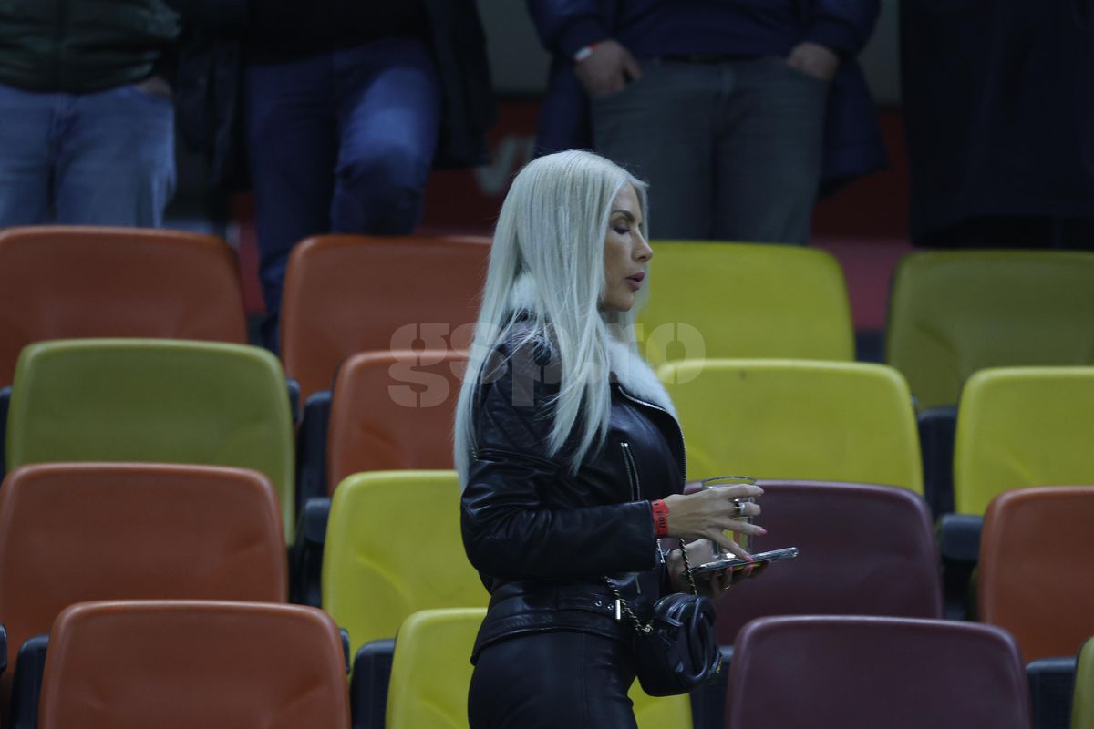 Laura Vicol în „piele” » Vedetele s-au înghesuit în tribunele Arenei Naționale la România - Bosnia