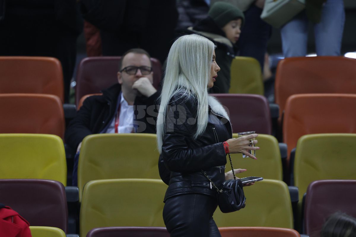 Laura Vicol în „piele” » Vedetele s-au înghesuit în tribunele Arenei Naționale la România - Bosnia