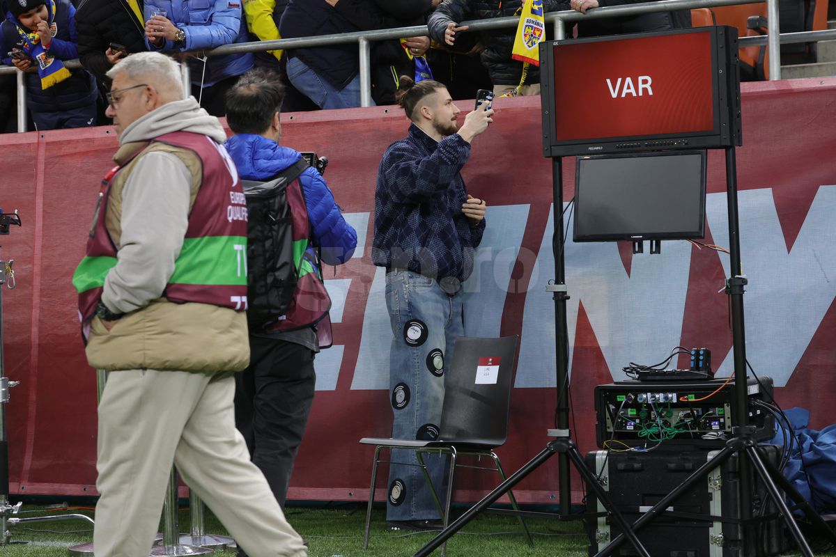 Apariție extravagantă a lui Radu Drăgușin la România - Bosnia » Ținuta lui a atras toate privirile pe Arena Națională