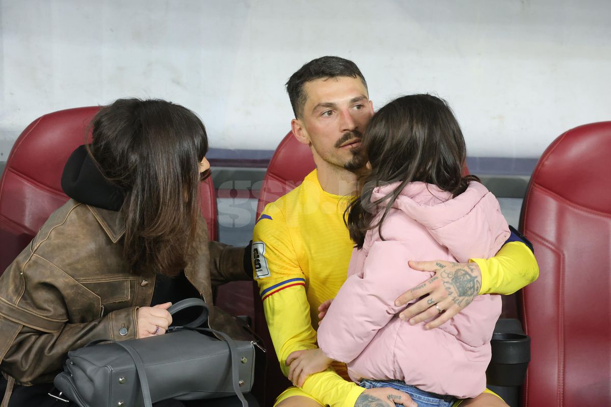 Ce s-a întâmplat pe gazon, imediat după România - Bosnia » Imagini înduioșătoare cu familia unui „tricolor” + Mircea Lucescu, „înmărmurit”