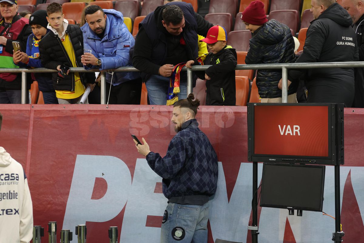 Apariție extravagantă a lui Radu Drăgușin la România - Bosnia » Ținuta lui a atras toate privirile pe Arena Națională