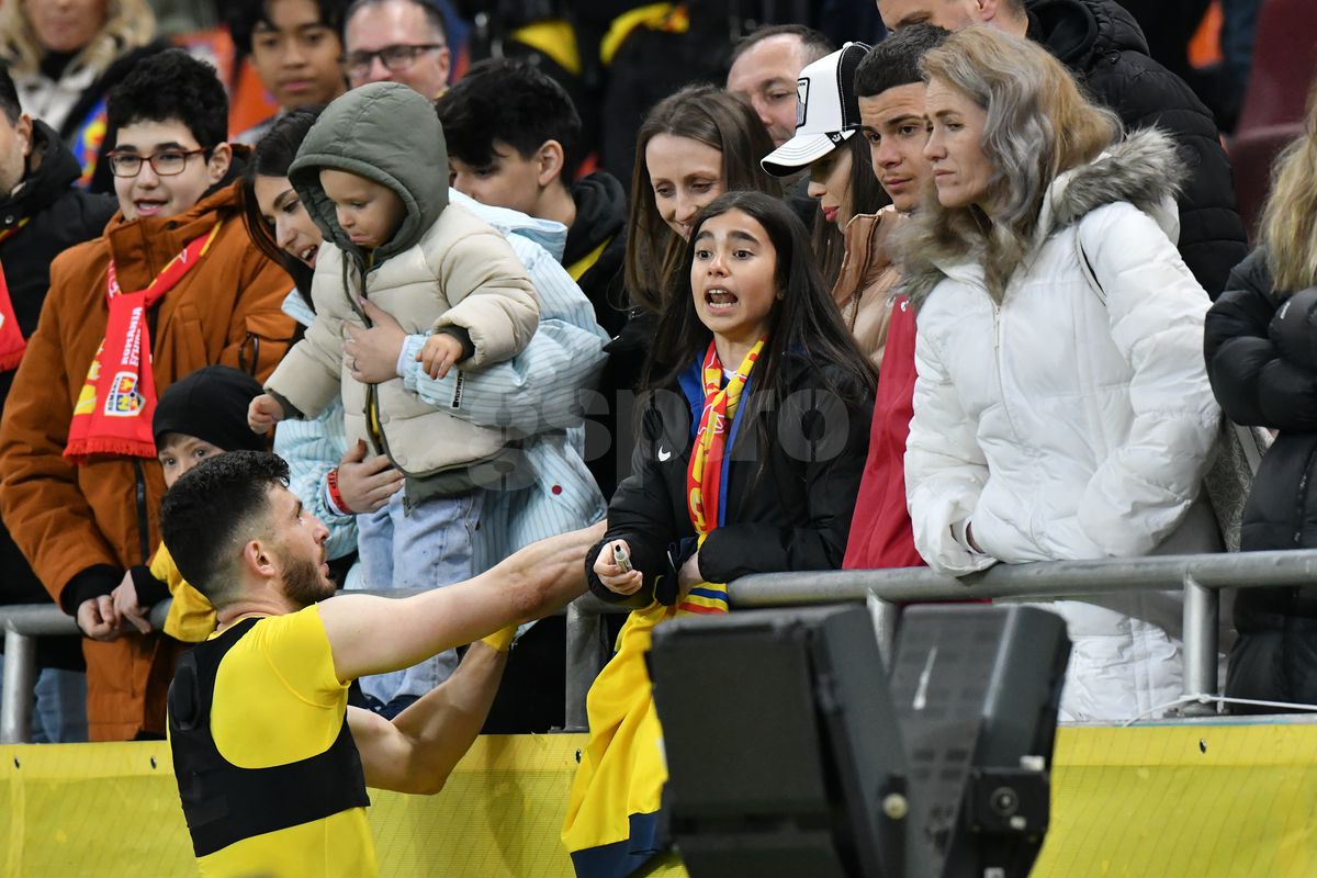 Ce s-a întâmplat pe gazon, imediat după România - Bosnia » Imagini înduioșătoare cu familia unui „tricolor” + Mircea Lucescu, „înmărmurit”