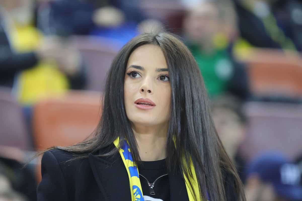 Laura Vicol în „piele” » Vedetele s-au înghesuit în tribunele Arenei Naționale la România - Bosnia