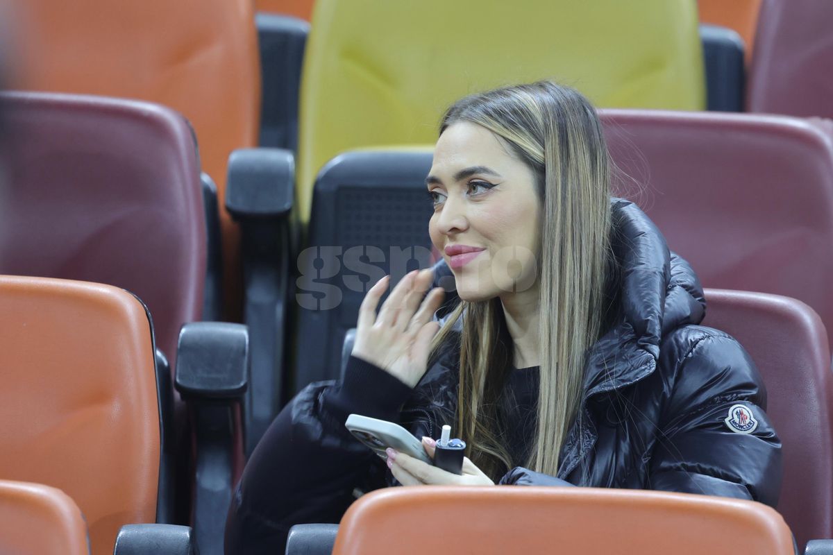 Laura Vicol în „piele” » Vedetele s-au înghesuit în tribunele Arenei Naționale la România - Bosnia