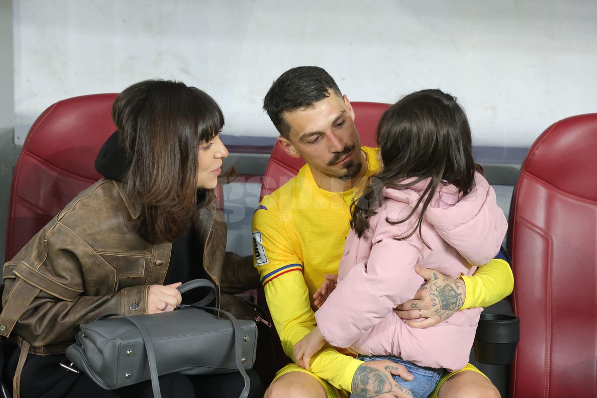 Ce s-a întâmplat pe gazon, imediat după România - Bosnia » Imagini înduioșătoare cu familia unui „tricolor” + Mircea Lucescu, „înmărmurit”