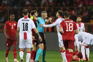 Revoltă la meciul condus de Radu Petrescu » Ce a declanșat nebunia din tribune