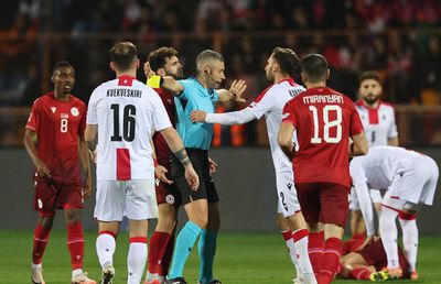 Revoltă la meciul condus de Radu Petrescu » Ce a declanșat nebunia din tribune