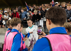 Moment inedit în preliminariile Cupei Mondiale din 2026 » Starul din Premier League a oferit autografe după schimbare, iar arbitrul nu l-a iertat