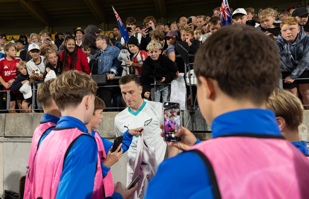 Moment inedit în preliminariile Cupei Mondiale din 2026 » Starul din Premier League a oferit autografe după schimbare, iar arbitrul nu l-a iertat
