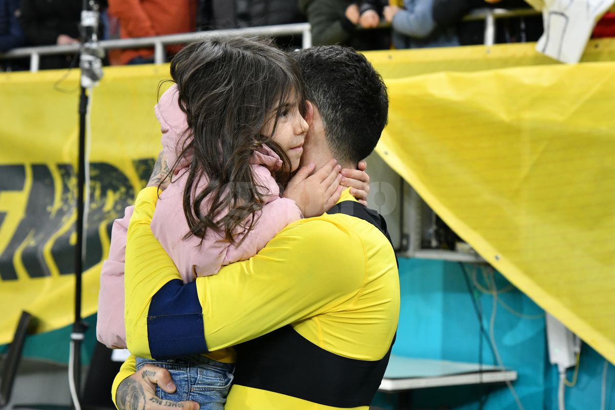 Ce s-a întâmplat pe gazon, imediat după România - Bosnia » Imagini înduioșătoare cu familia unui „tricolor” + Mircea Lucescu, „înmărmurit”