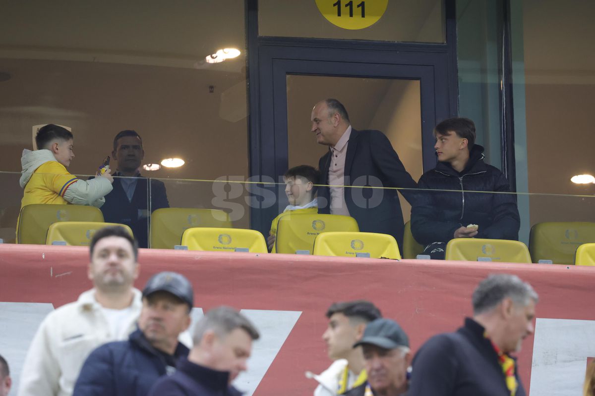 Laura Vicol în „piele” » Vedetele s-au înghesuit în tribunele Arenei Naționale la România - Bosnia