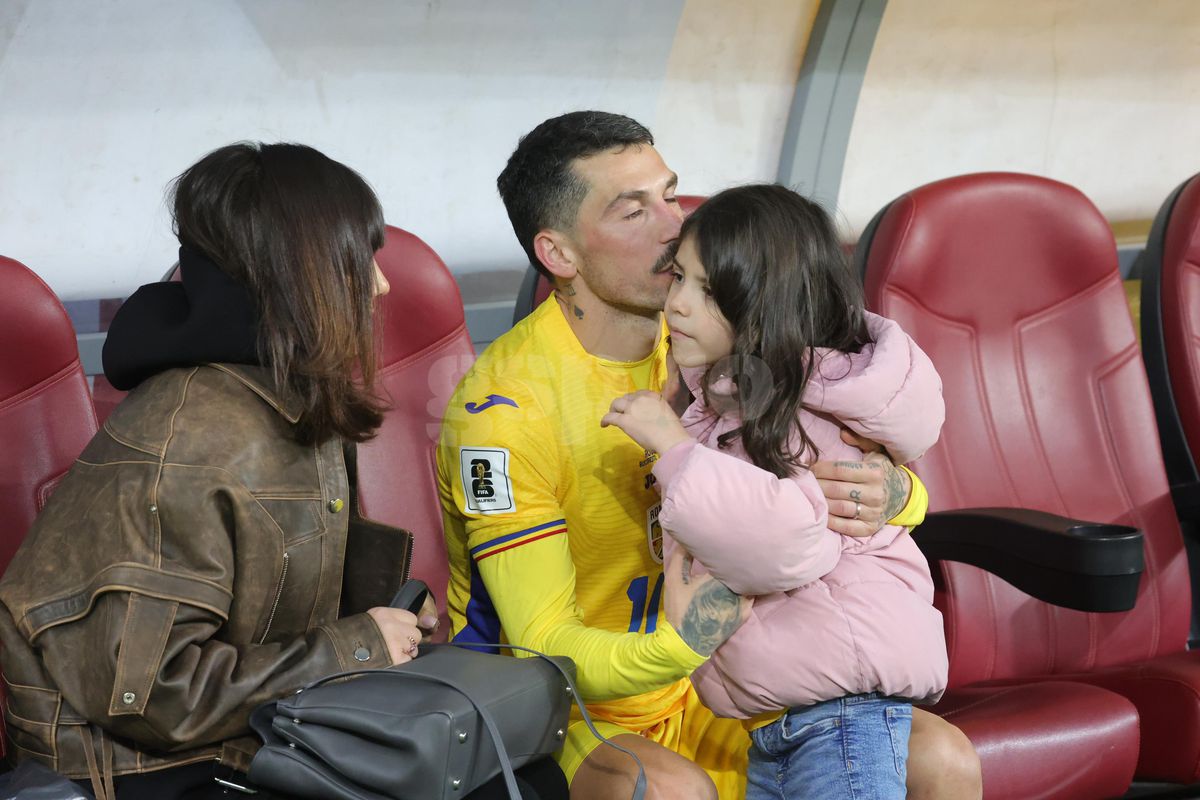 Ce s-a întâmplat pe gazon, imediat după România - Bosnia » Imagini înduioșătoare cu familia unui „tricolor” + Mircea Lucescu, „înmărmurit”