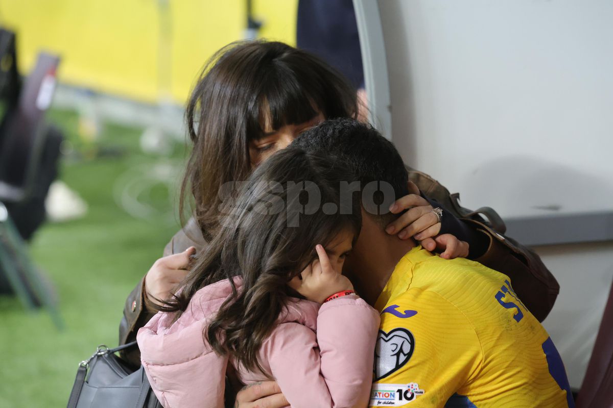 Ce s-a întâmplat pe gazon, imediat după România - Bosnia » Imagini înduioșătoare cu familia unui „tricolor” + Mircea Lucescu, „înmărmurit”