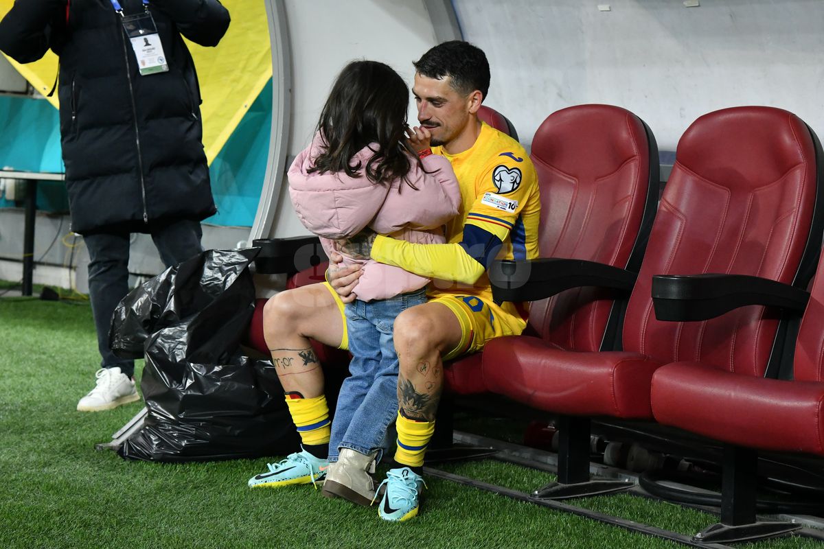 Ce s-a întâmplat pe gazon, imediat după România - Bosnia » Imagini înduioșătoare cu familia unui „tricolor” + Mircea Lucescu, „înmărmurit”