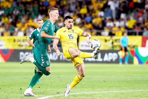 Andrei Burcă, în galben, va fi titular în România - Bosnia // foto: Imago Images