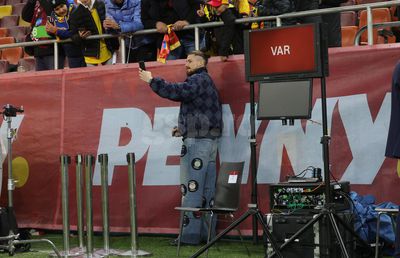 Apariție extravagantă a lui Radu Drăgușin la România - Bosnia » Ținuta lui a atras toate privirile pe Arena Națională