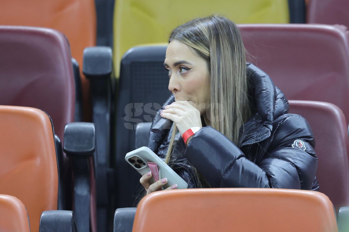 Laura Vicol în „piele” » Vedetele s-au înghesuit în tribunele Arenei Naționale la România - Bosnia