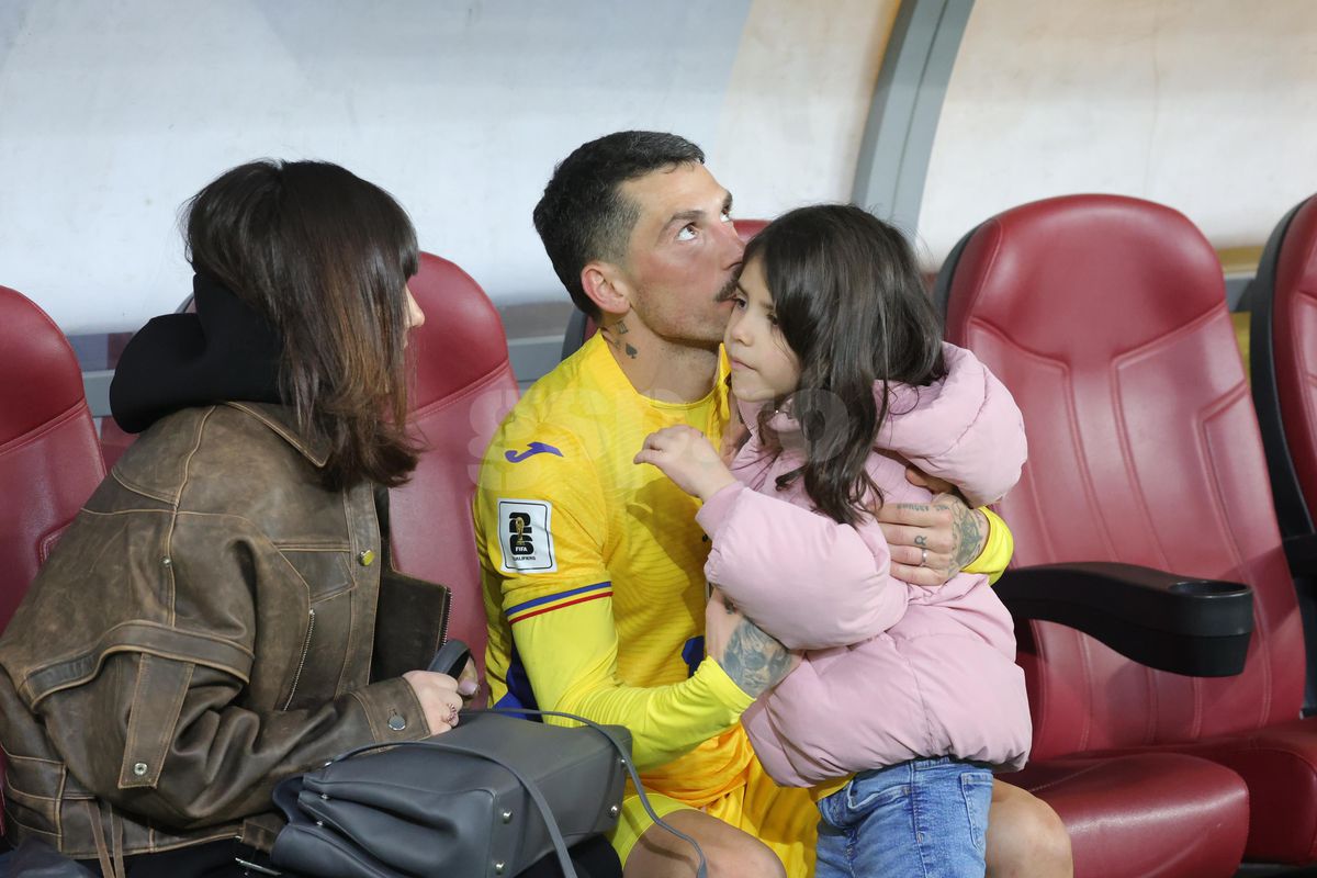 Ce s-a întâmplat pe gazon, imediat după România - Bosnia » Imagini înduioșătoare cu familia unui „tricolor” + Mircea Lucescu, „înmărmurit”