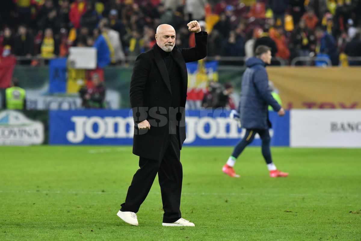 Ce s-a întâmplat pe gazon, imediat după România - Bosnia » Imagini înduioșătoare cu familia unui „tricolor” + Mircea Lucescu, „înmărmurit”