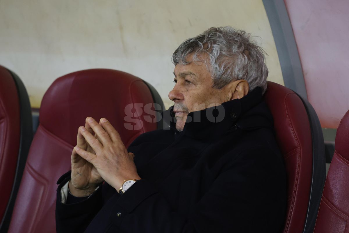 Ce s-a întâmplat pe gazon, imediat după România - Bosnia » Imagini înduioșătoare cu familia unui „tricolor” + Mircea Lucescu, „înmărmurit”