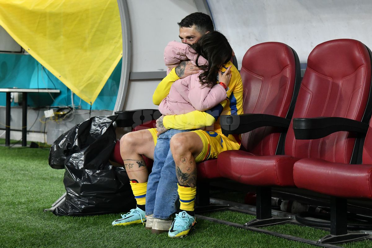 Ce s-a întâmplat pe gazon, imediat după România - Bosnia » Imagini înduioșătoare cu familia unui „tricolor” + Mircea Lucescu, „înmărmurit”