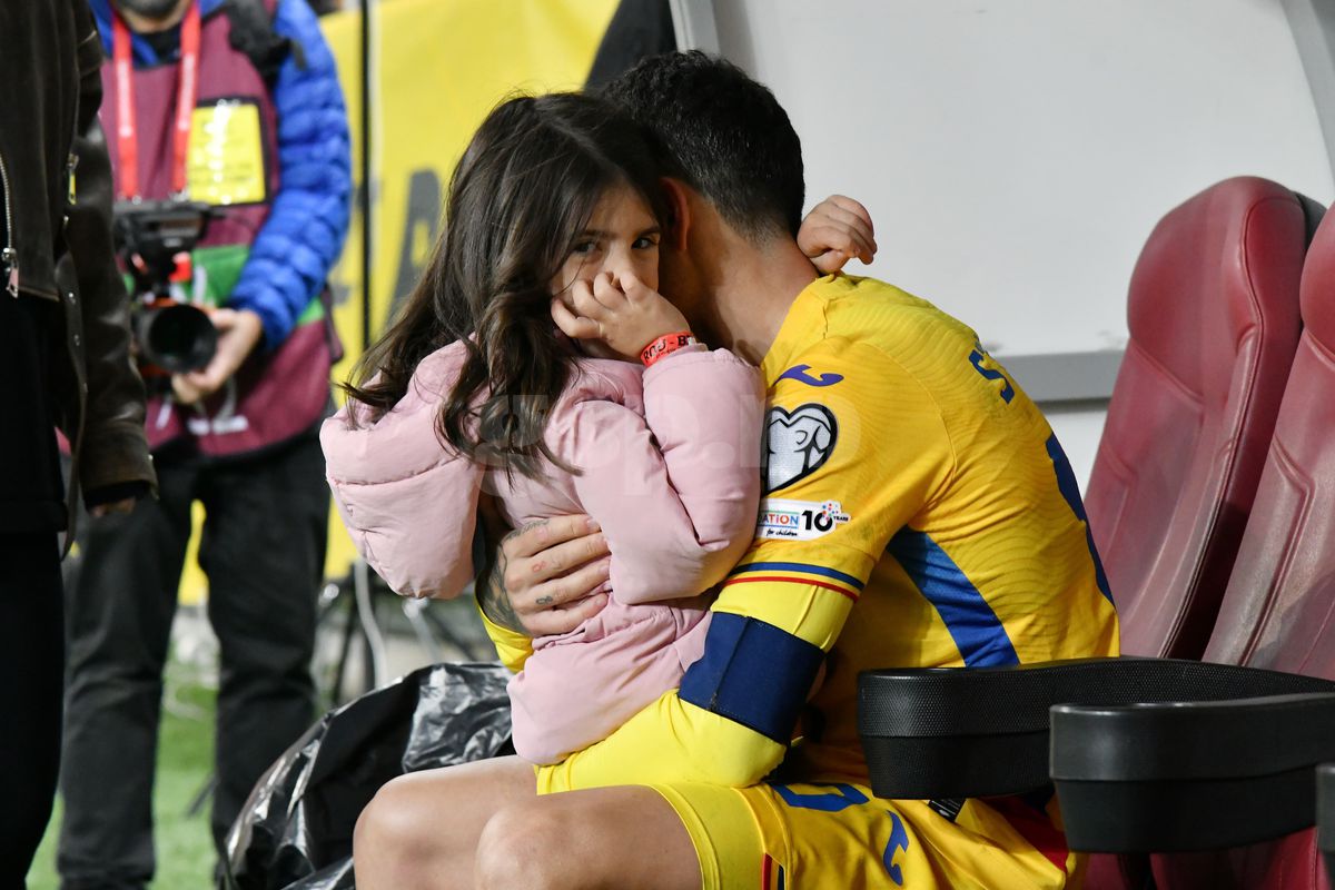 Ce s-a întâmplat pe gazon, imediat după România - Bosnia » Imagini înduioșătoare cu familia unui „tricolor” + Mircea Lucescu, „înmărmurit”