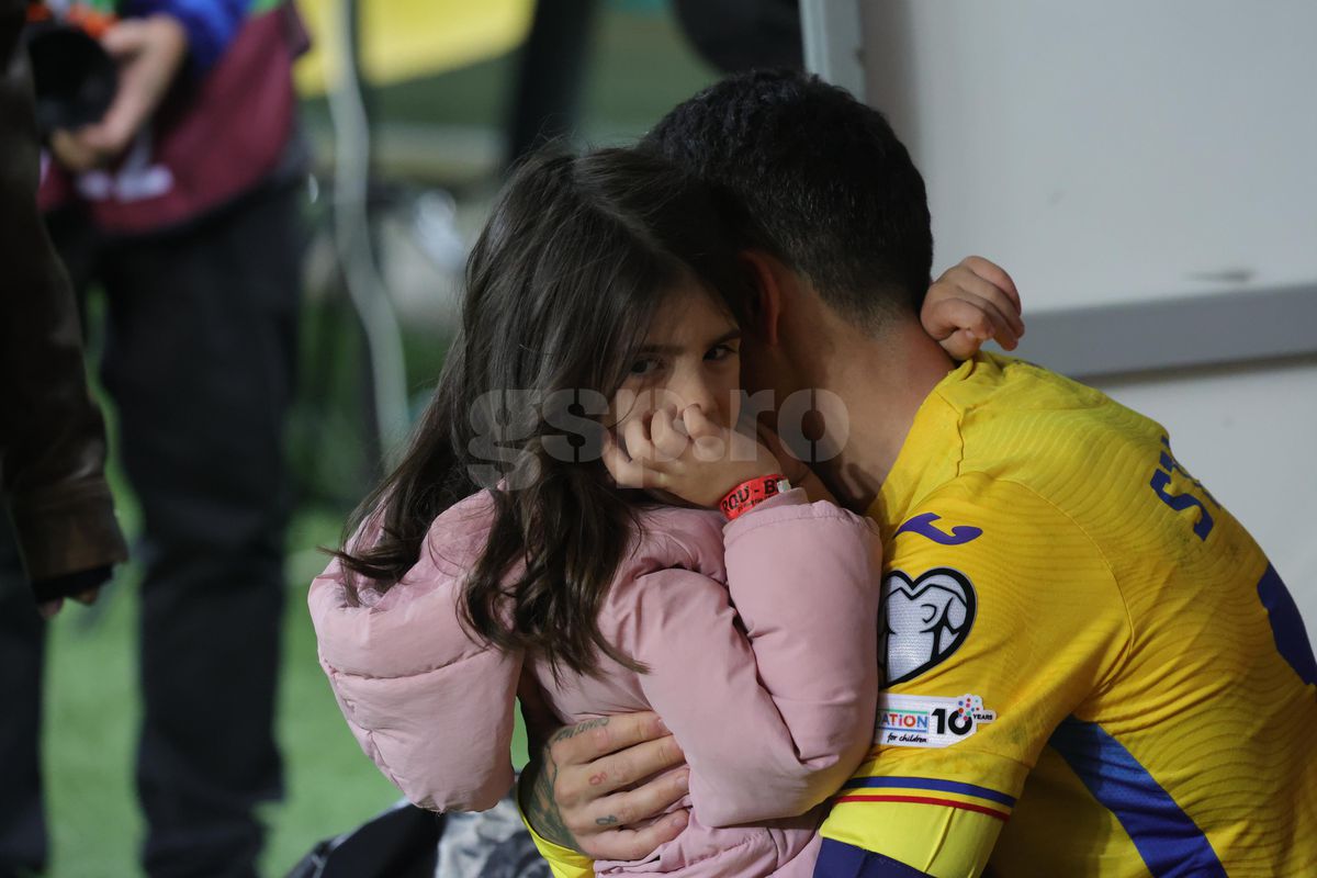 Ce s-a întâmplat pe gazon, imediat după România - Bosnia » Imagini înduioșătoare cu familia unui „tricolor” + Mircea Lucescu, „înmărmurit”