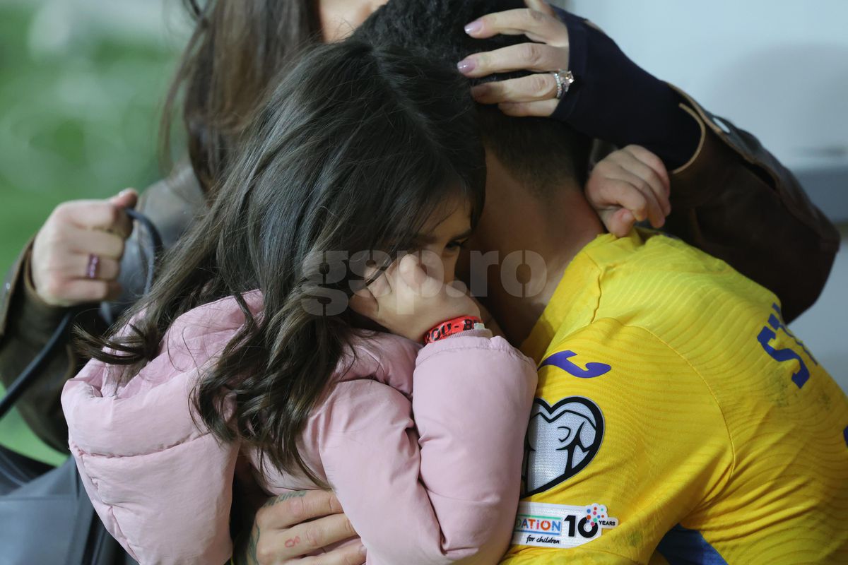 Ce s-a întâmplat pe gazon, imediat după România - Bosnia » Imagini înduioșătoare cu familia unui „tricolor” + Mircea Lucescu, „înmărmurit”