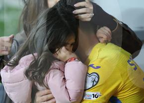 Ce s-a întâmplat pe gazon, imediat după România - Bosnia » Imagini înduioșătoare cu familia unui „tricolor” + Mircea Lucescu, „înmărmurit”