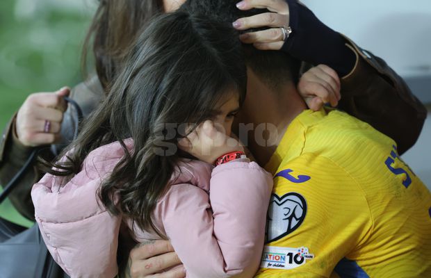 Ce s-a întâmplat pe gazon, imediat după România - Bosnia » Imagini înduioșătoare cu familia unui „tricolor” + Mircea Lucescu, „înmărmurit”