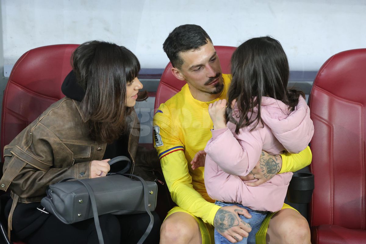 Ce s-a întâmplat pe gazon, imediat după România - Bosnia » Imagini înduioșătoare cu familia unui „tricolor” + Mircea Lucescu, „înmărmurit”