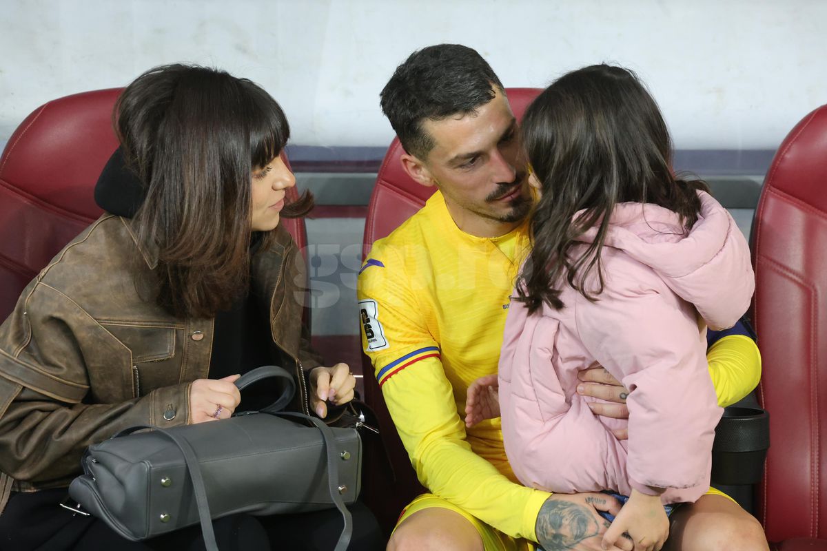 Ce s-a întâmplat pe gazon, imediat după România - Bosnia » Imagini înduioșătoare cu familia unui „tricolor” + Mircea Lucescu, „înmărmurit”