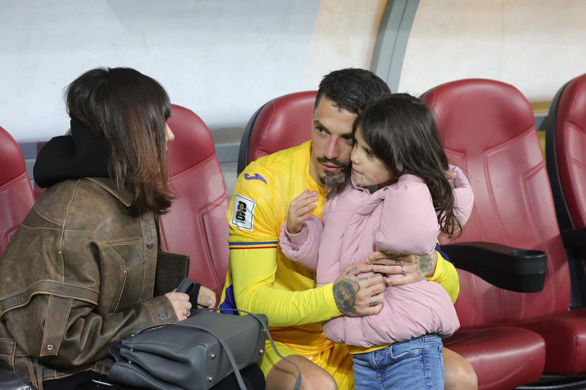 Ce s-a întâmplat pe gazon, imediat după România - Bosnia » Imagini înduioșătoare cu familia unui „tricolor” + Mircea Lucescu, „înmărmurit”