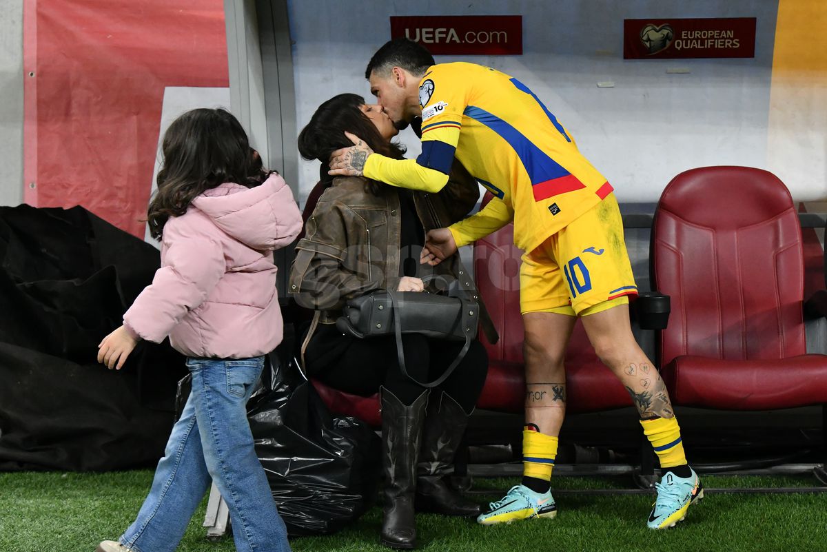 Ce s-a întâmplat pe gazon, imediat după România - Bosnia » Imagini înduioșătoare cu familia unui „tricolor” + Mircea Lucescu, „înmărmurit”