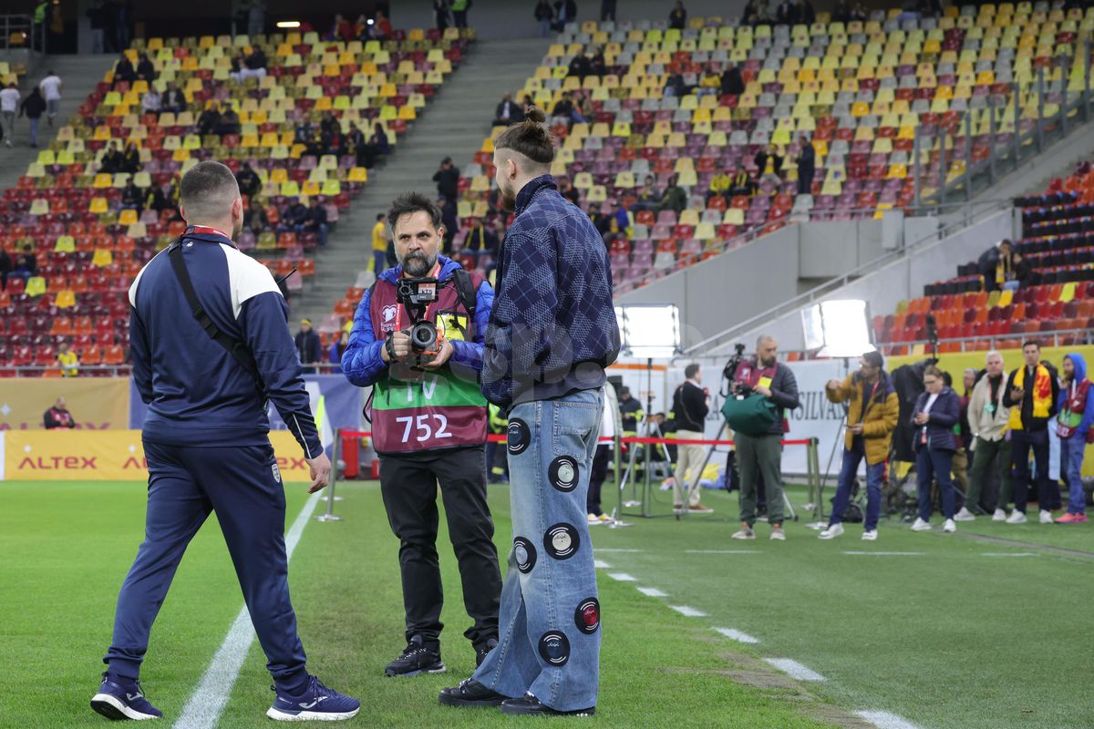 Apariție extravagantă a lui Radu Drăgușin la România - Bosnia » Ținuta lui a atras toate privirile pe Arena Națională