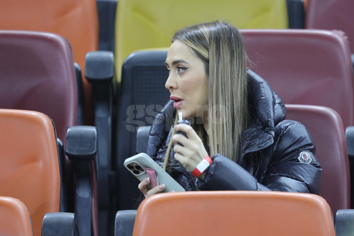 Laura Vicol în „piele” » Vedetele s-au înghesuit în tribunele Arenei Naționale la România - Bosnia