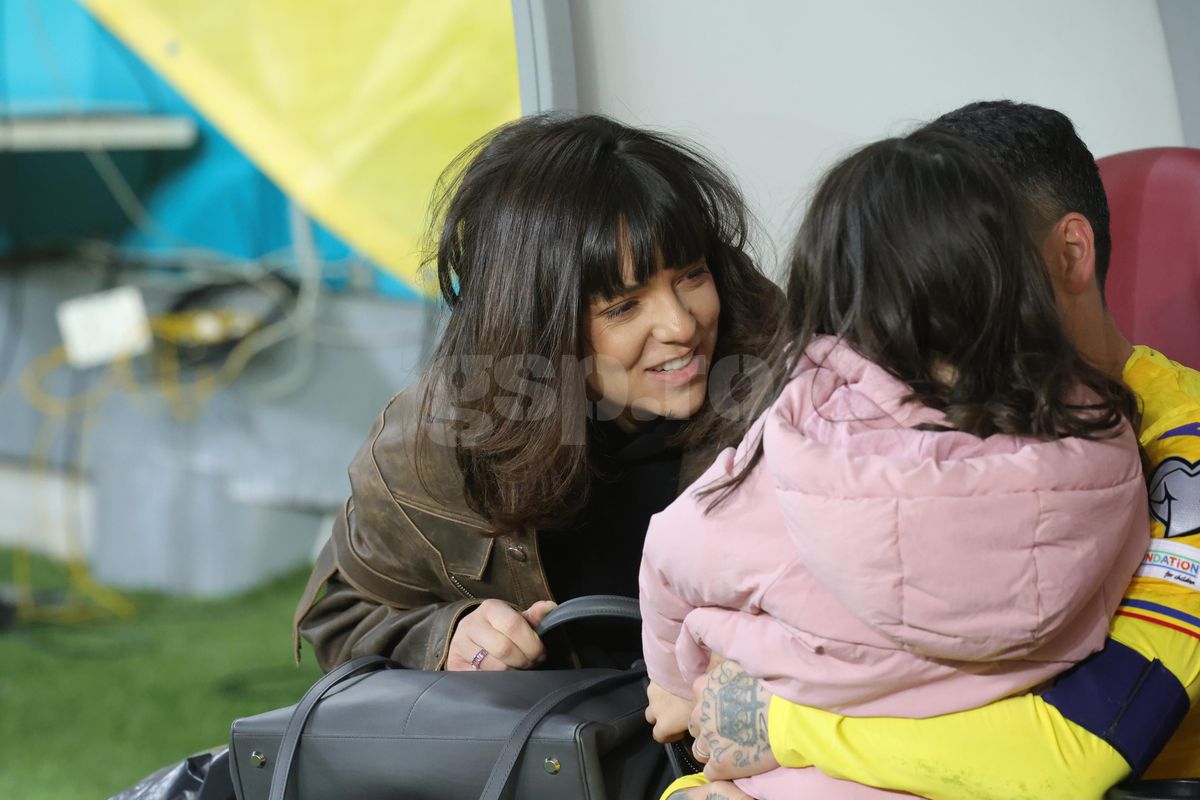 Ce s-a întâmplat pe gazon, imediat după România - Bosnia » Imagini înduioșătoare cu familia unui „tricolor” + Mircea Lucescu, „înmărmurit”