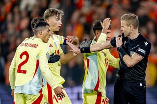 Și-a făcut debutul pentru naționala Spaniei, dar a fost huiduit de tot stadionul » Care este motivul