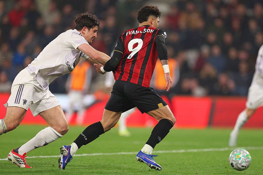 Harry Maguire a comis penalty și a fost eliminat în Bournemouth - Manchester United/ foto: Getty Image Manchester United și Bournemouth au dat recital: 4 goluri, cartonaș roșu și decizii controversate