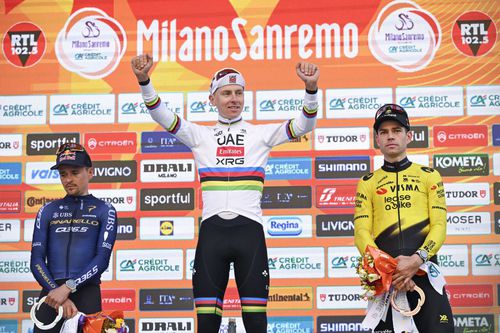 Tadej Pogacar, pe podium la Milano-San Remo 2026, alături de Thomas Pidcock (stânga) și de Wout van Aert (dreapta)/Foto: Imago Images