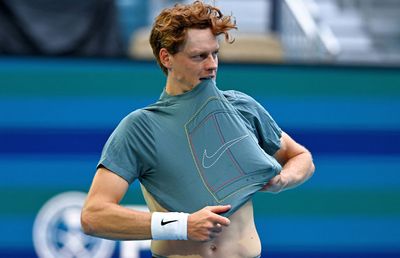 Jannik Sinner a trecut ca „taifunul” și este în turul 3 la Miami » Un record al lui Djokovic, doborât