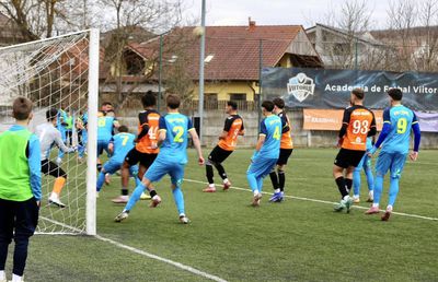 Primarul a făcut scandal după eșecul din ultima rundă: „Nu vreți fotbal?! Plecați acasă!” » Doi fotbaliști, dați imediat afară