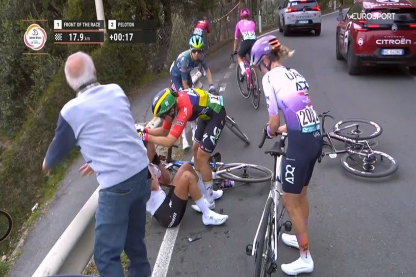 Ciocniri groaznice la Milano-Sanremo 2026, mai multe cicliste implicate / foto: captură X