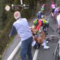 Ciocniri groaznice la Milano-Sanremo 2026, mai multe cicliste implicate / foto: captură X