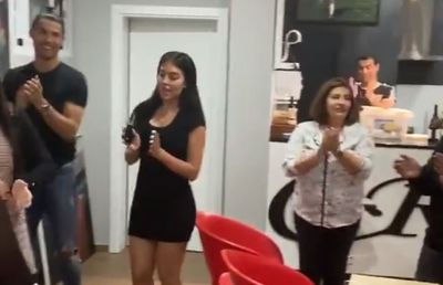 Distanțarea socială nu se aplică în familia lui Ronaldo » Cristiano, criticat după ce a participat la o petrecere aniversară