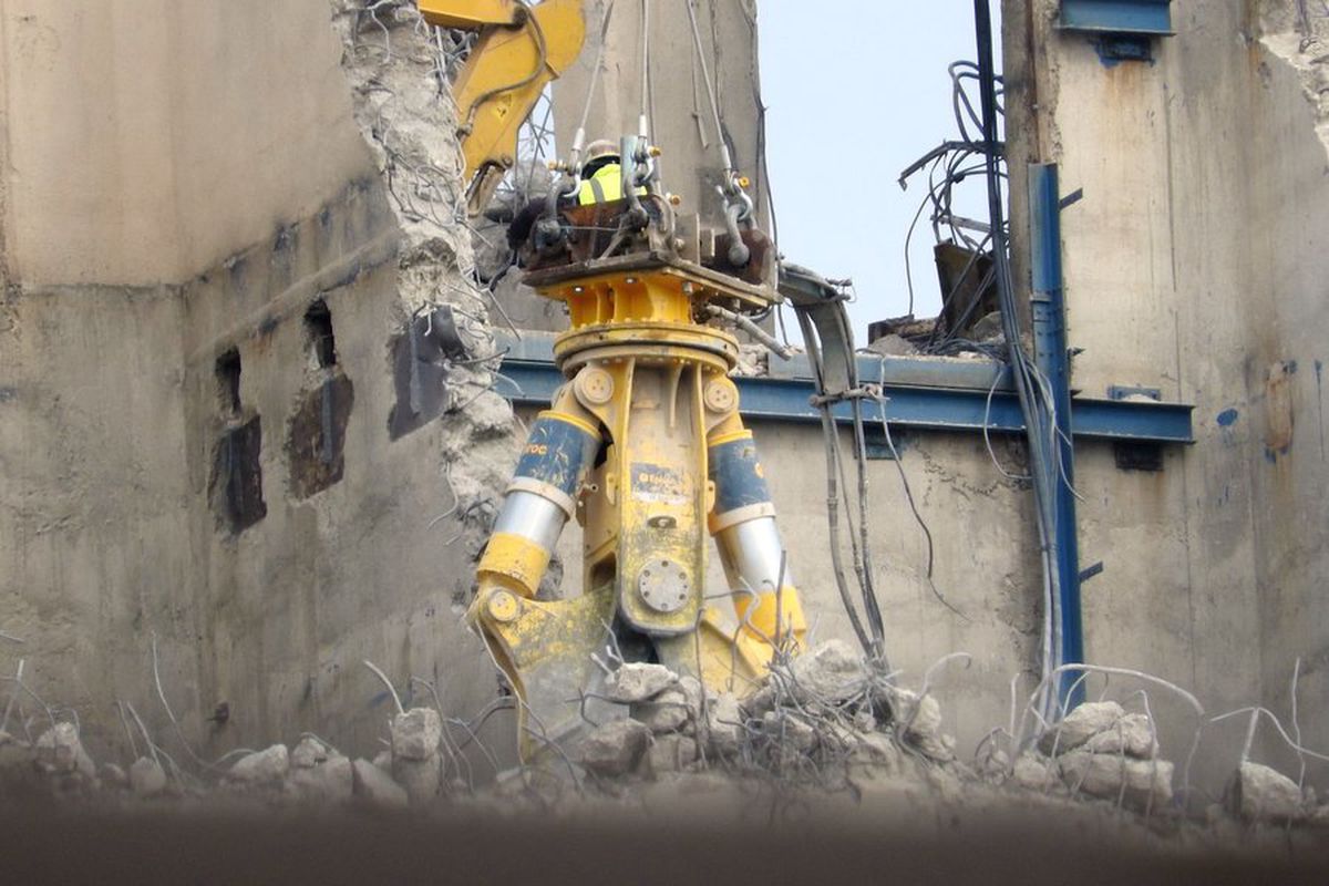 FOTO. Ion Țiriac face bani și în timpul crizei » A băgat buldozerele într-o clădire simbol din București