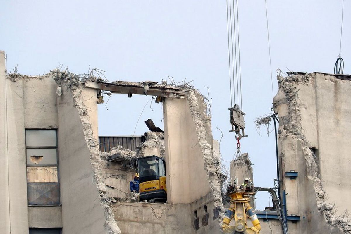 FOTO. Ion Țiriac face bani și în timpul crizei » A băgat buldozerele într-o clădire simbol din București