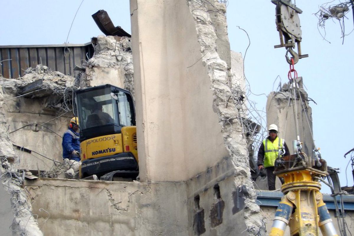 FOTO. Ion Țiriac face bani și în timpul crizei » A băgat buldozerele într-o clădire simbol din București